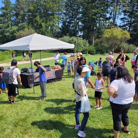 Crowd gathered around the Chinese Yo-yo School booth on a sunny day
